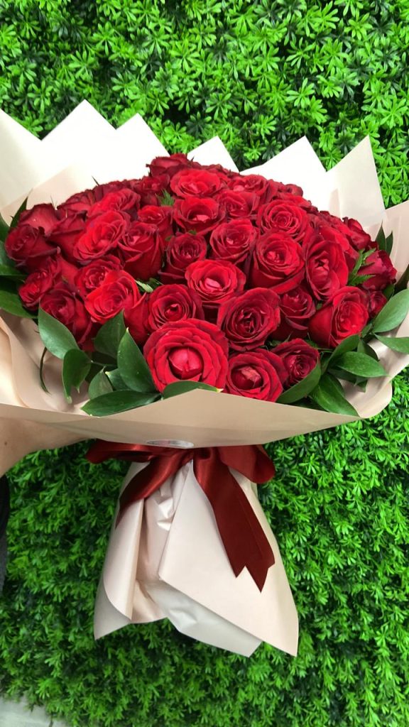 Buquê 50 rosas e ruscos