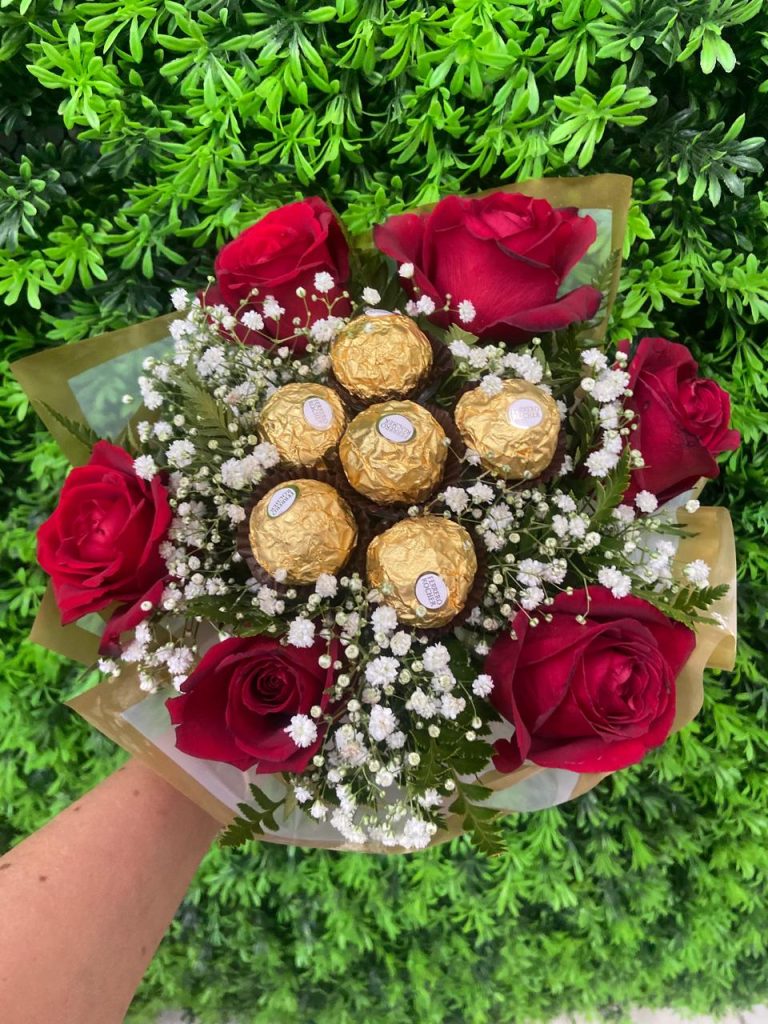 Buquê 6 rosas e 6 ferreros