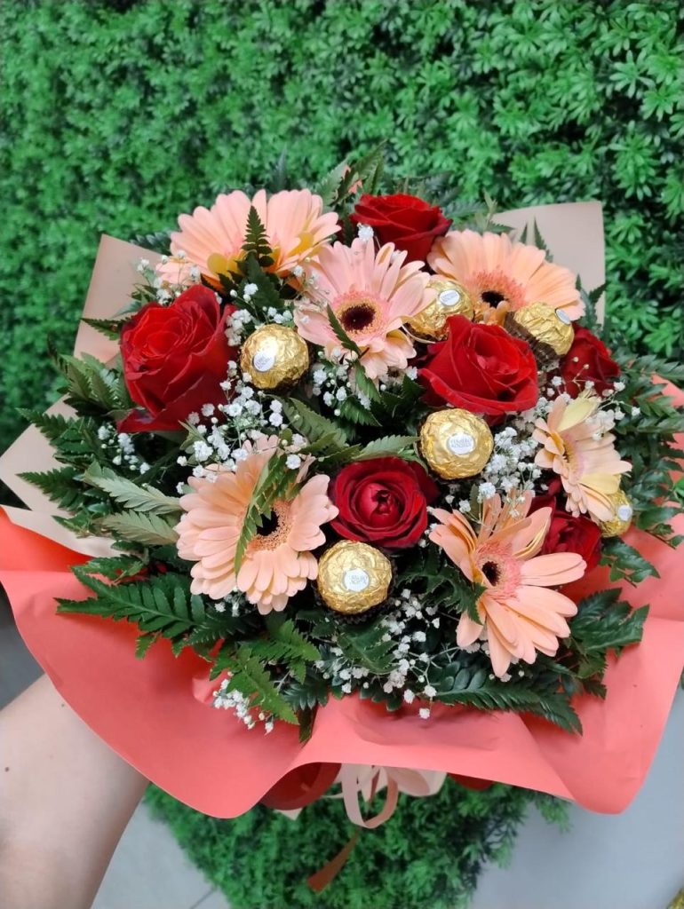 Buquê 6 rosas + 6 gérberas + 6 ferreros